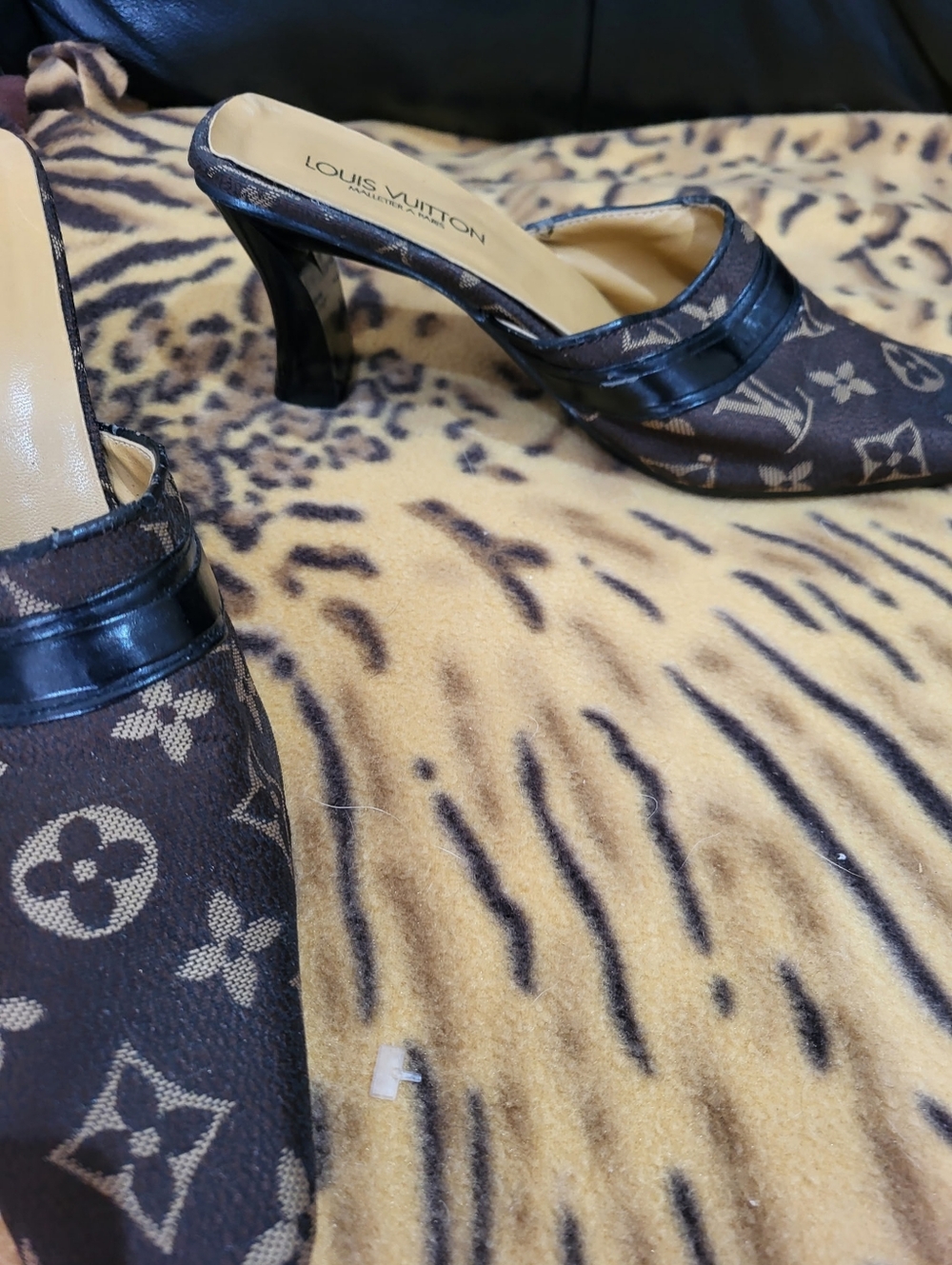 SHOES - Picture 4 of 6